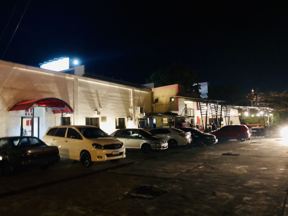 Hometown Hotel Bacolod - Lacson 69/74