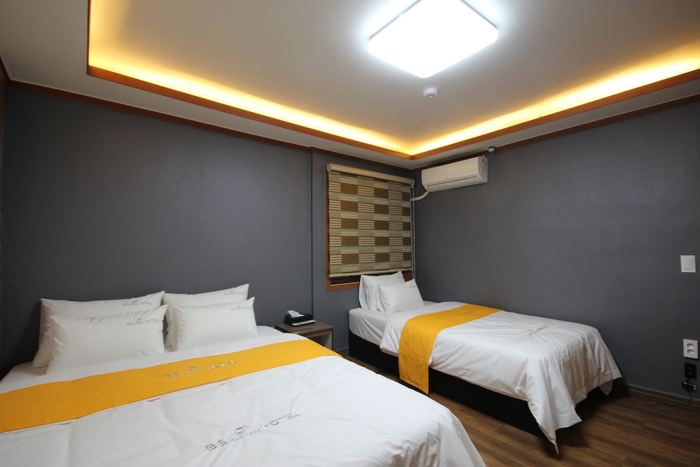 DELUXE, TWIN BEDS