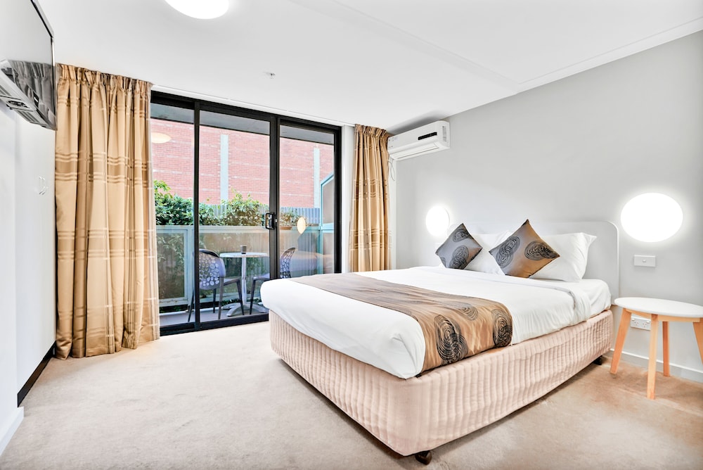 SUITE, QUEEN BED