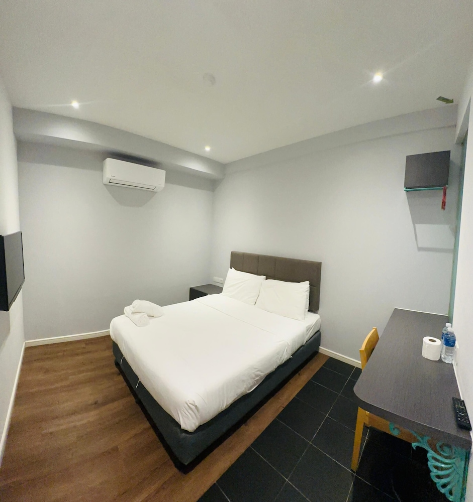Deluxe, Queen Bed, No Window
