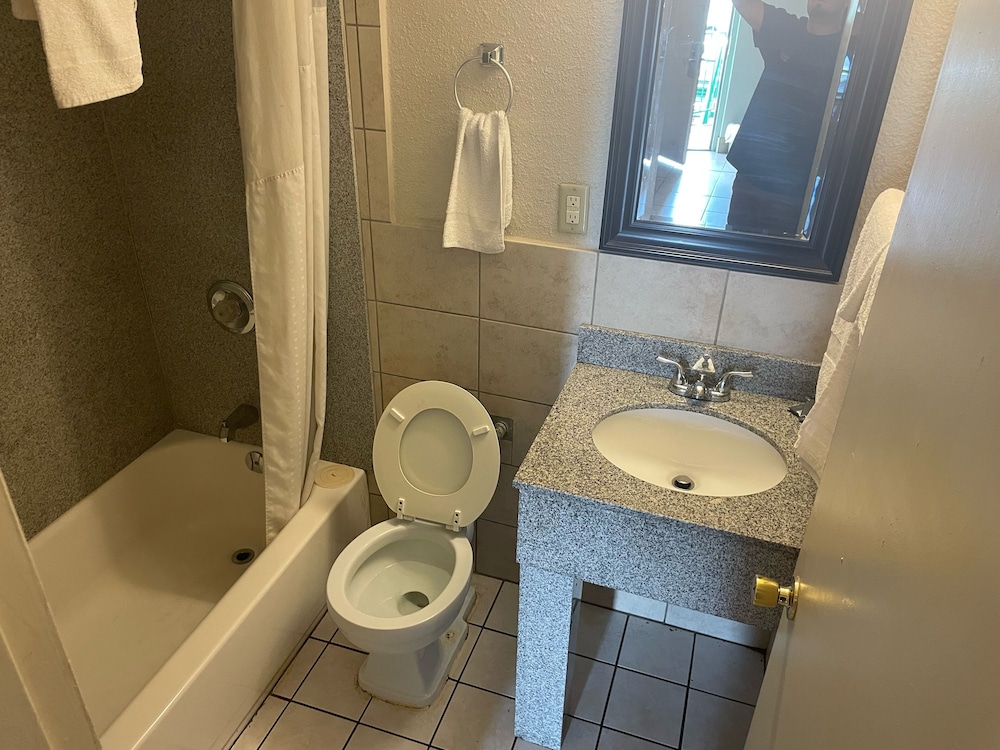 Budgetel Inn & Suites 19/32