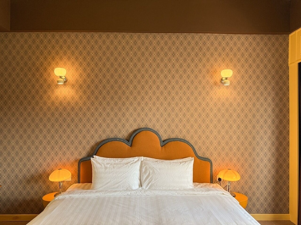 The Tres Hotel 33/67
