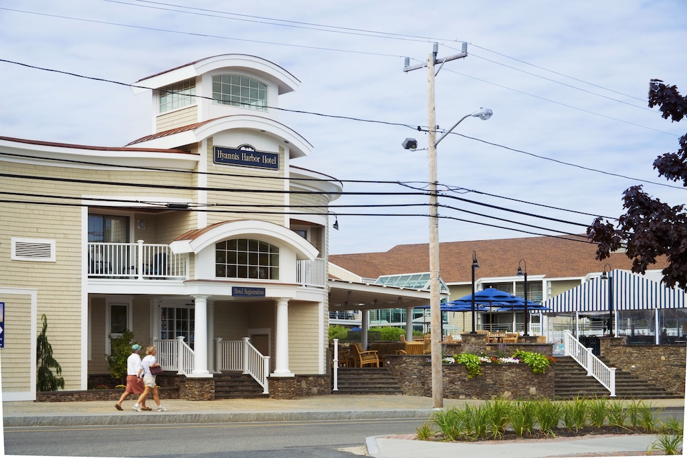 Hyannis Harbor Hotel 8/33