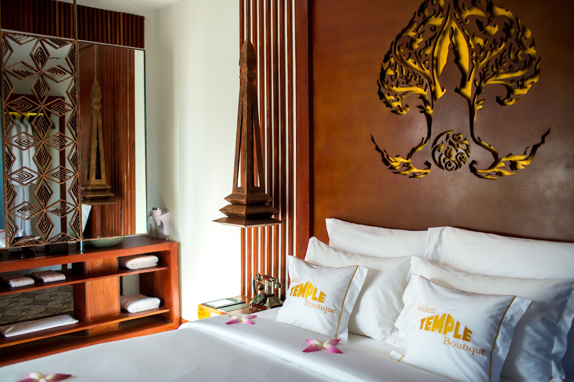 Courtyard, Suite, King Bed, Garden and Pool View, Living Area, Balcony, Bathtub 5/6