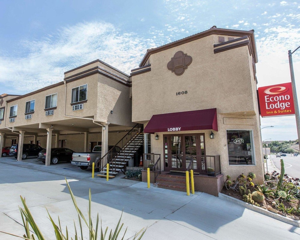 Econo Lodge Inn & Suites Fallbrook Downtown 1/31