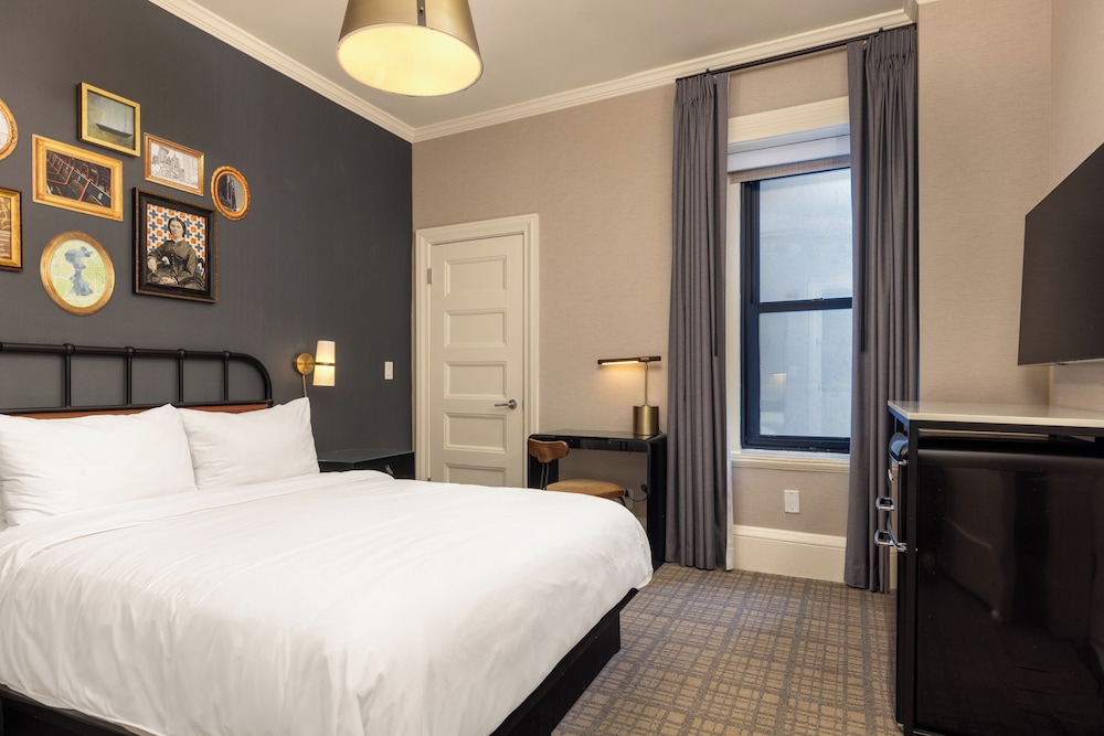 COPLEY, QUEEN BED, ACCESSIBLE