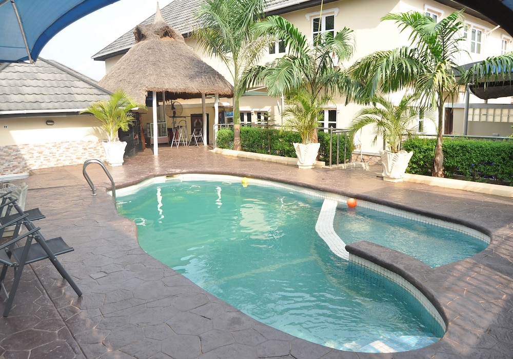 Ne-Yo Hotel And Suites 21/23