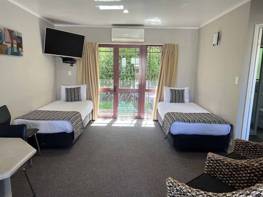 STUDIO, TWIN BEDS