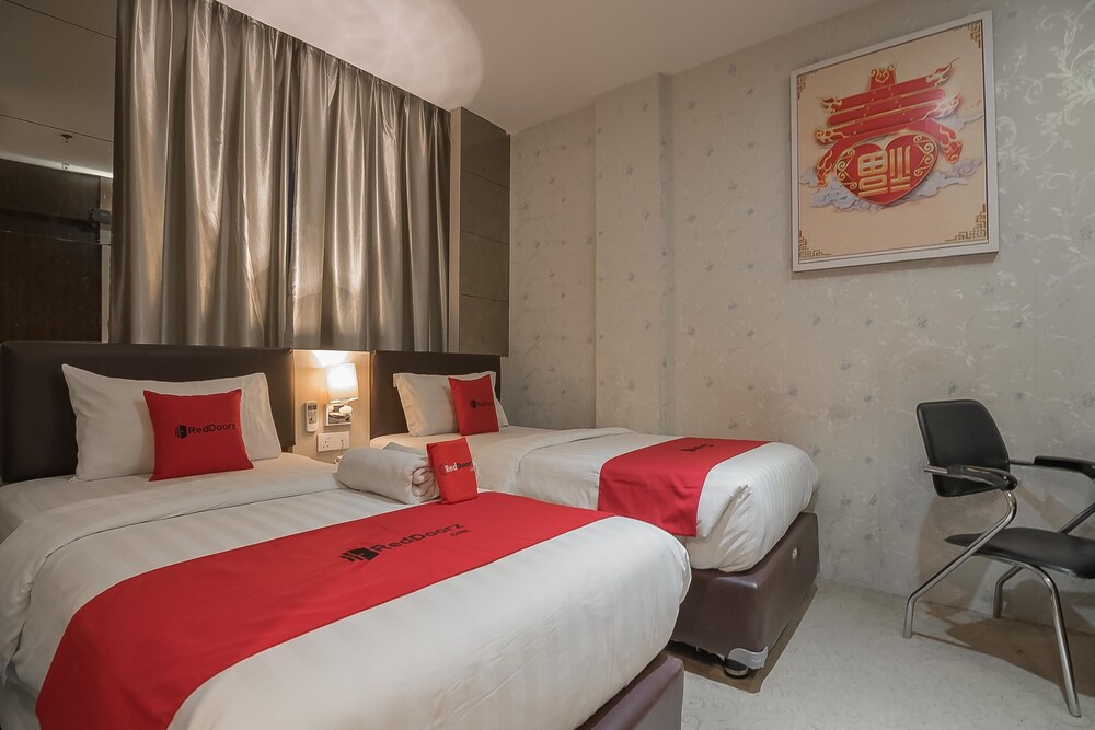 RedDoorz Premium near Grand Batam Mall 20/50