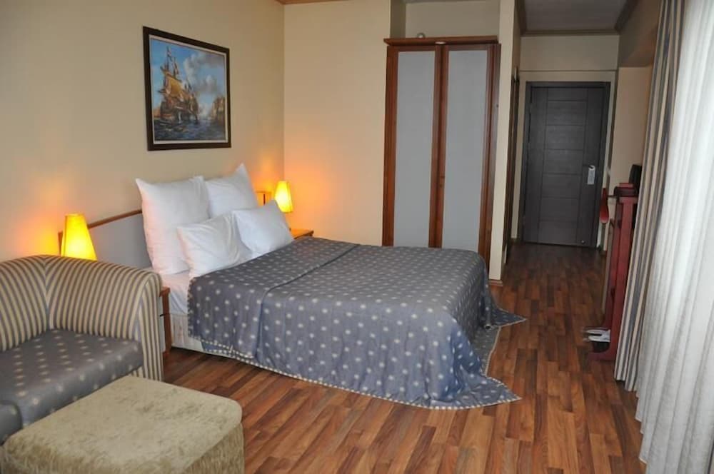 Diapolis Hotel 8/50