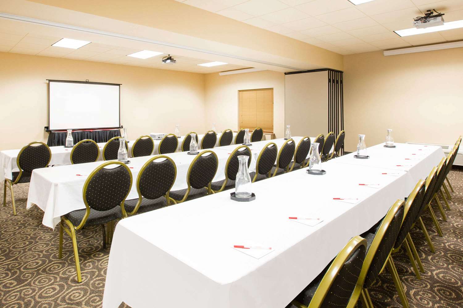 Ramada by Wyndham Des Moines Tropics Resort & Conference Ctr 9/18