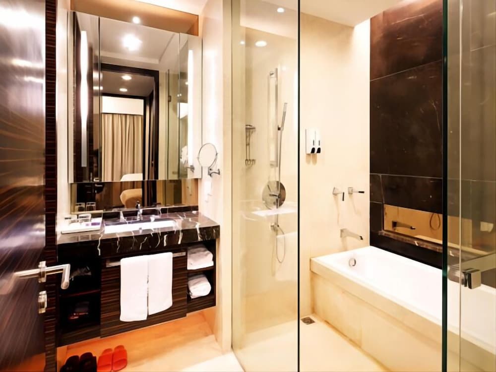 Estay Residence Poly World Trading Center 60/64