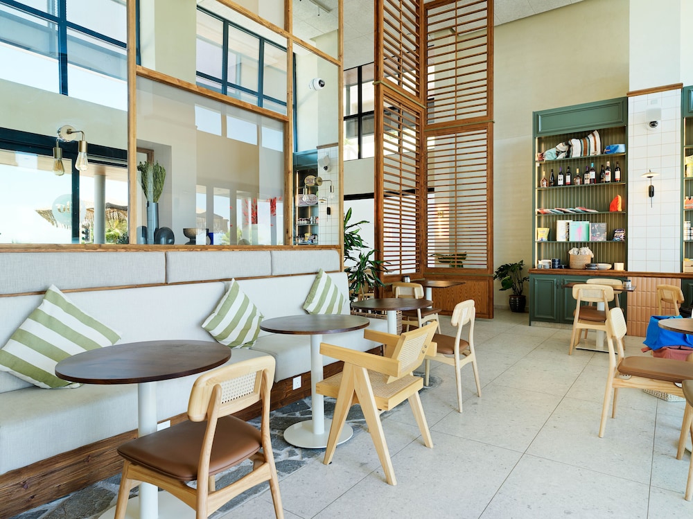 LIV Mackenzie Beach Suites 30/55