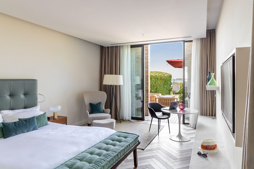 Residence, Pool, Deluxe, King Bed