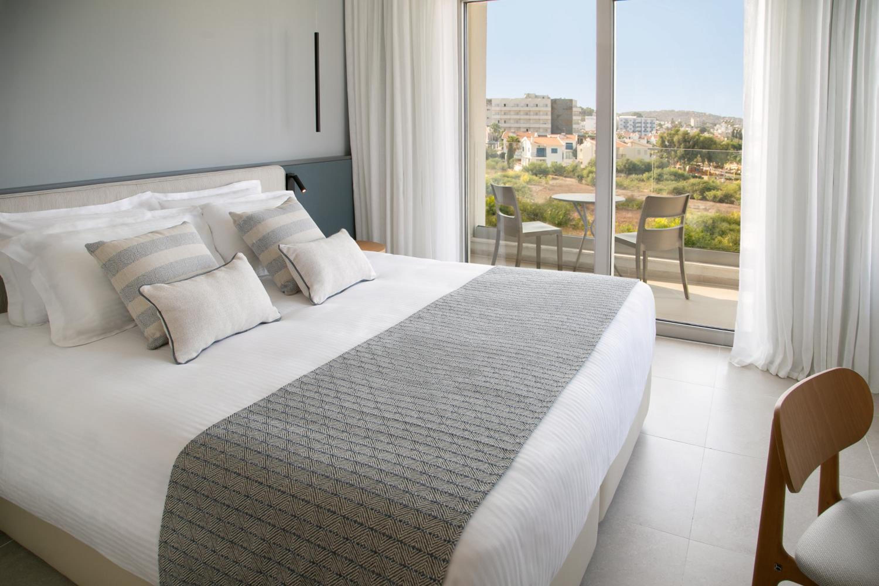 Room, King Bed, Inland View