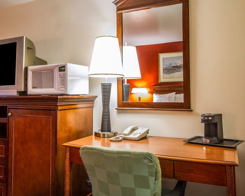 Rodeway Inn & Suites Brunswick Near Hwy 1 28/36