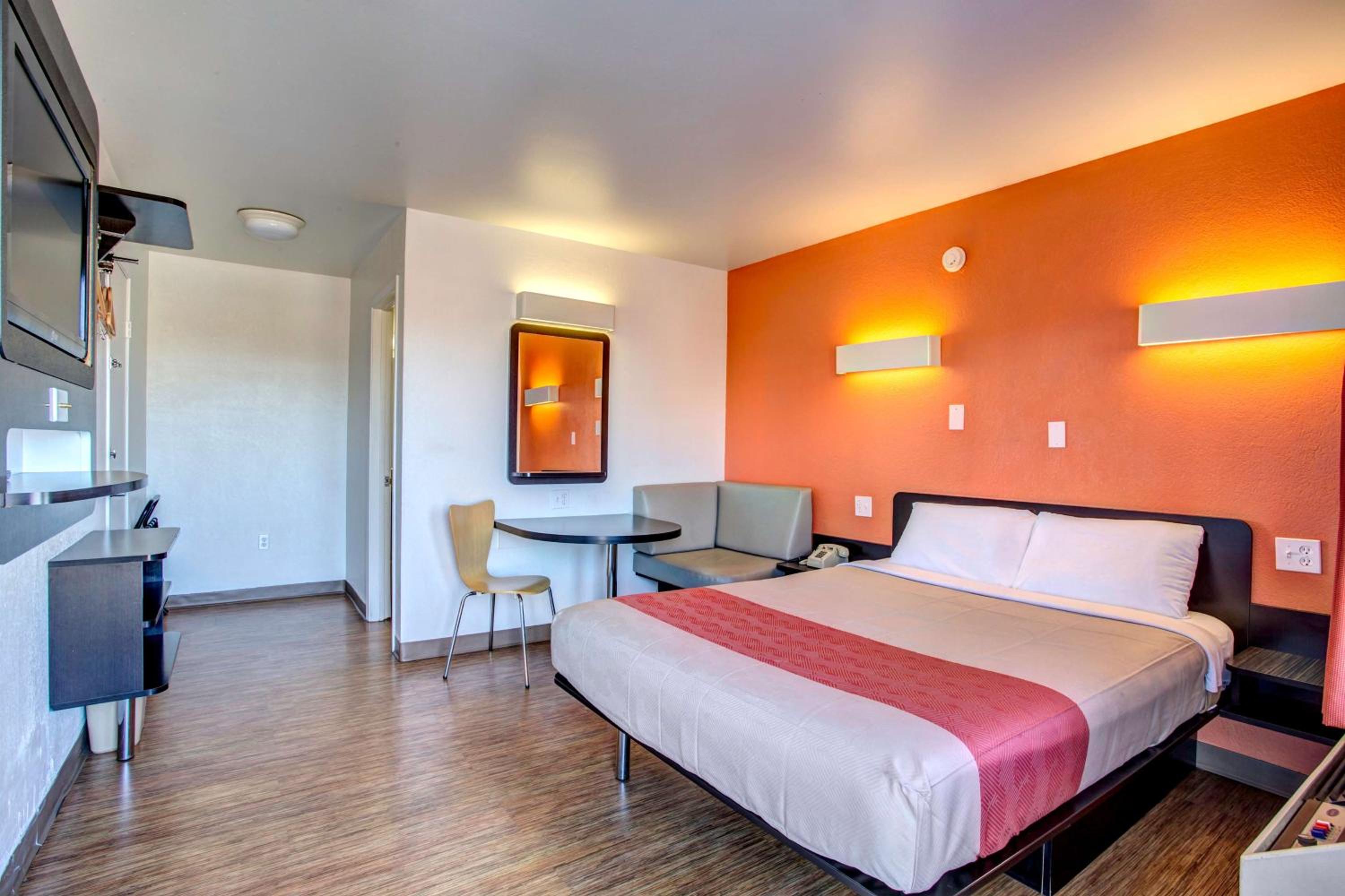 ROOM, QUEEN BED
