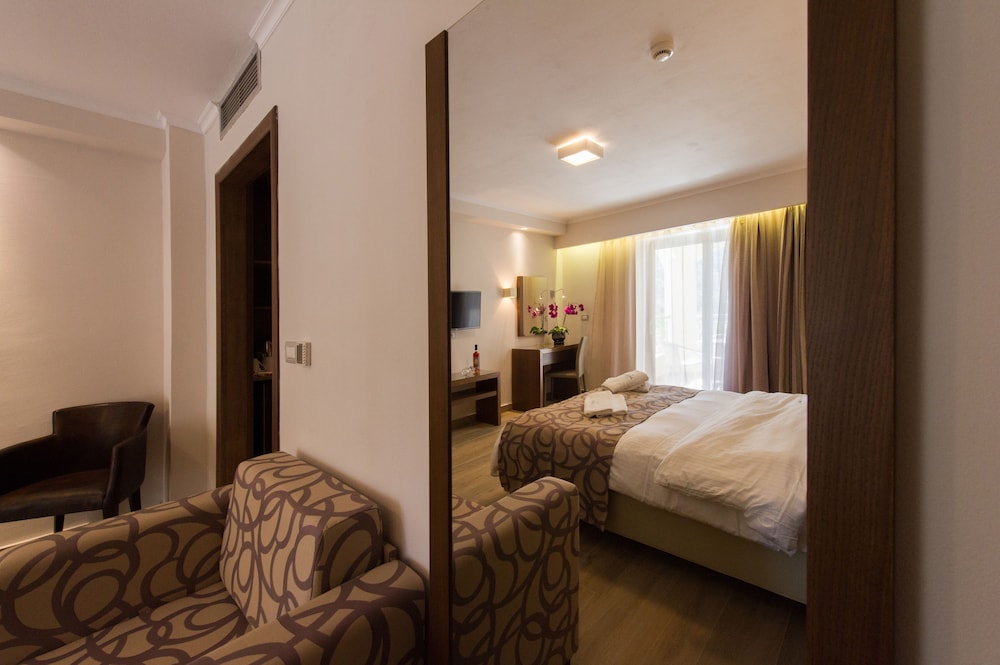 Adams Hotel 22/44