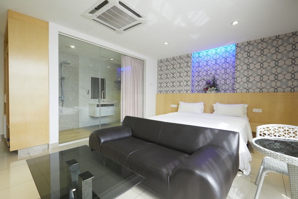 East Sun Hotel by ZUZU 22/91