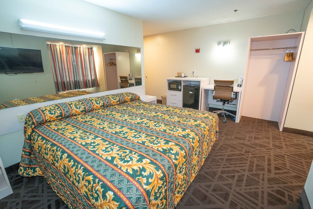 Regency Inn & Suites DFW 18/36