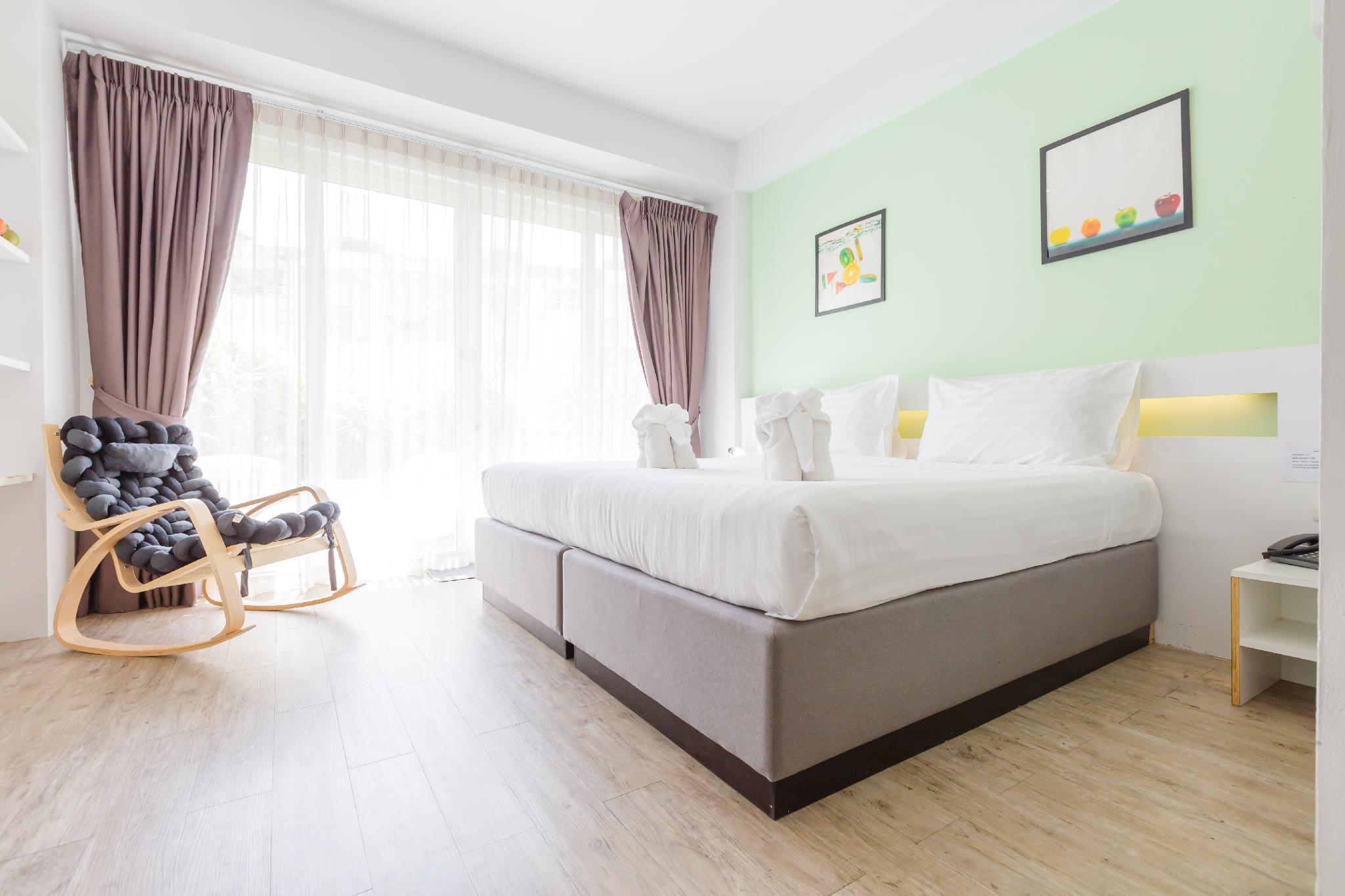 Deluxe, King Bed, Pool Access