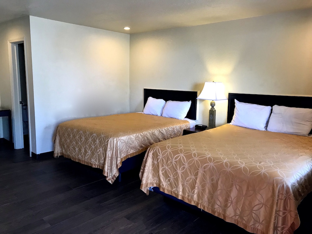 Whistling Pines Motel 17/31