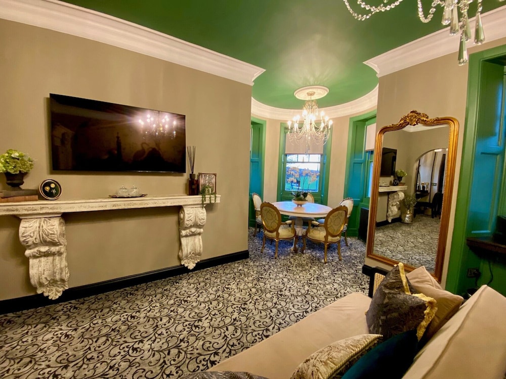 Abbotsford Hotel 2/50