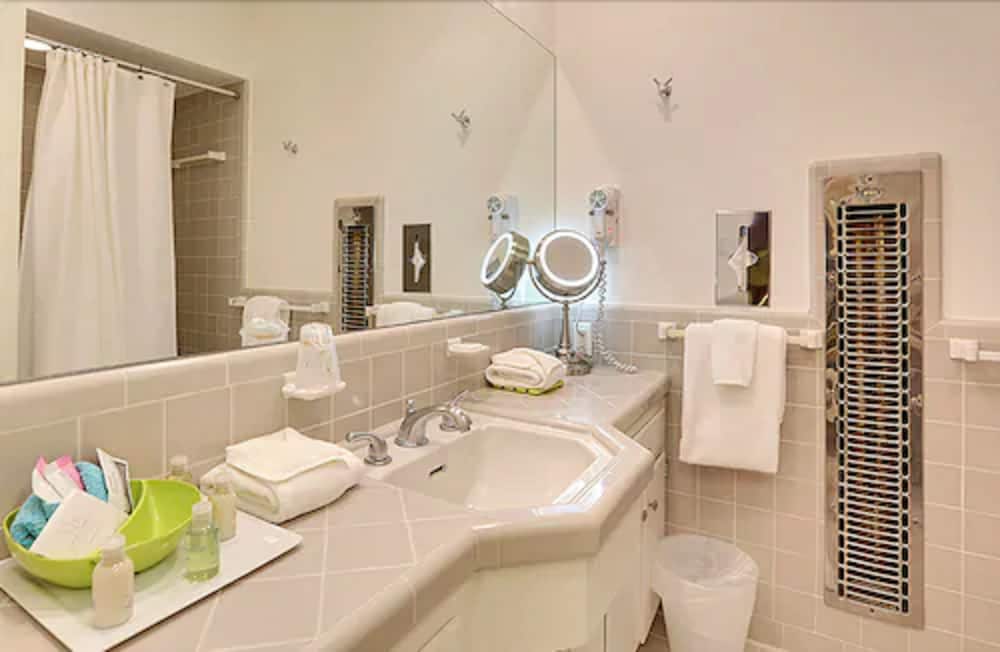 Vip, Suite, King Bed, Sofa، Desert Riviera Hotel 3/3