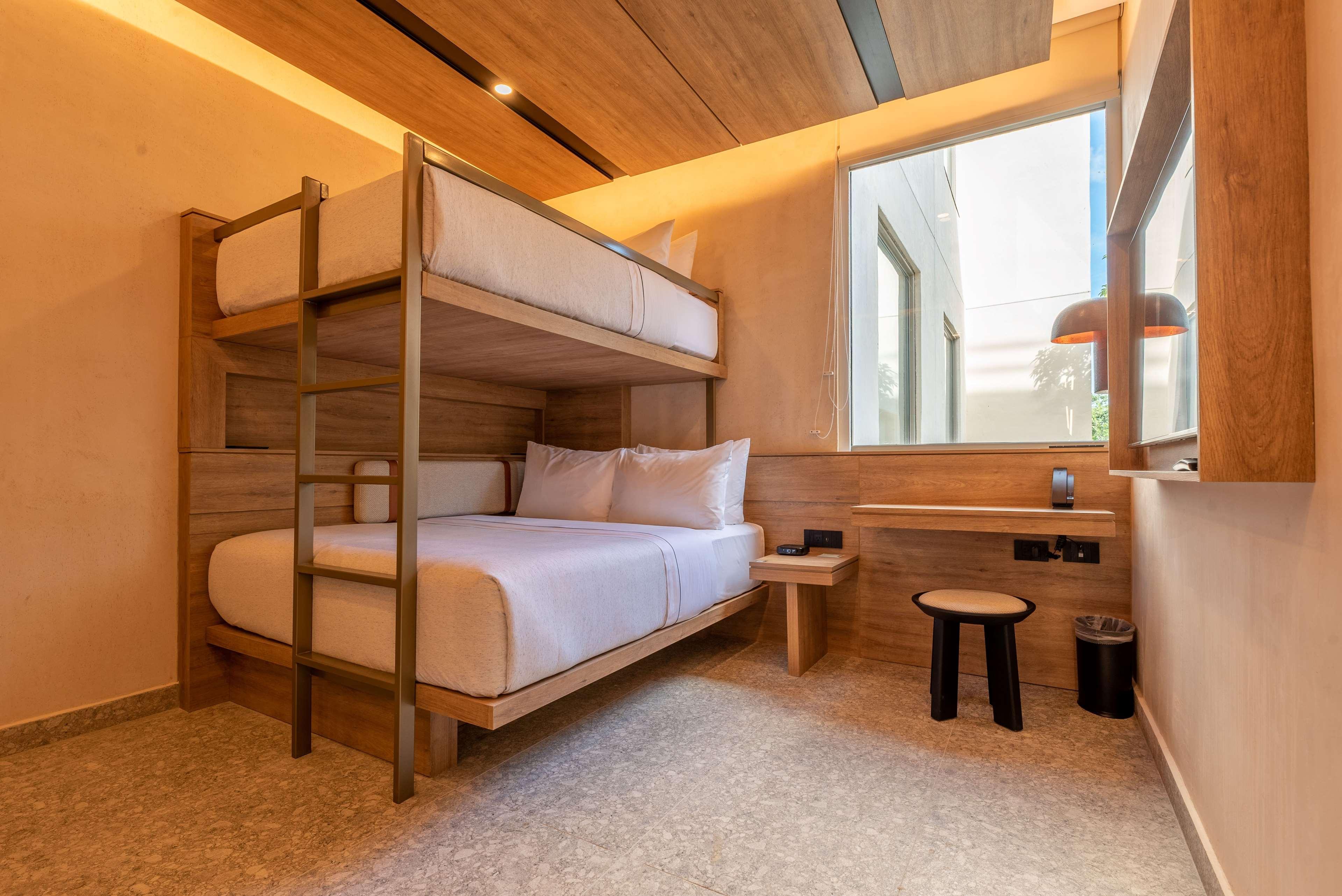 2 ROOMS, FAMILY SUITE, 2 QUEEN BEDS, SINGLE BED