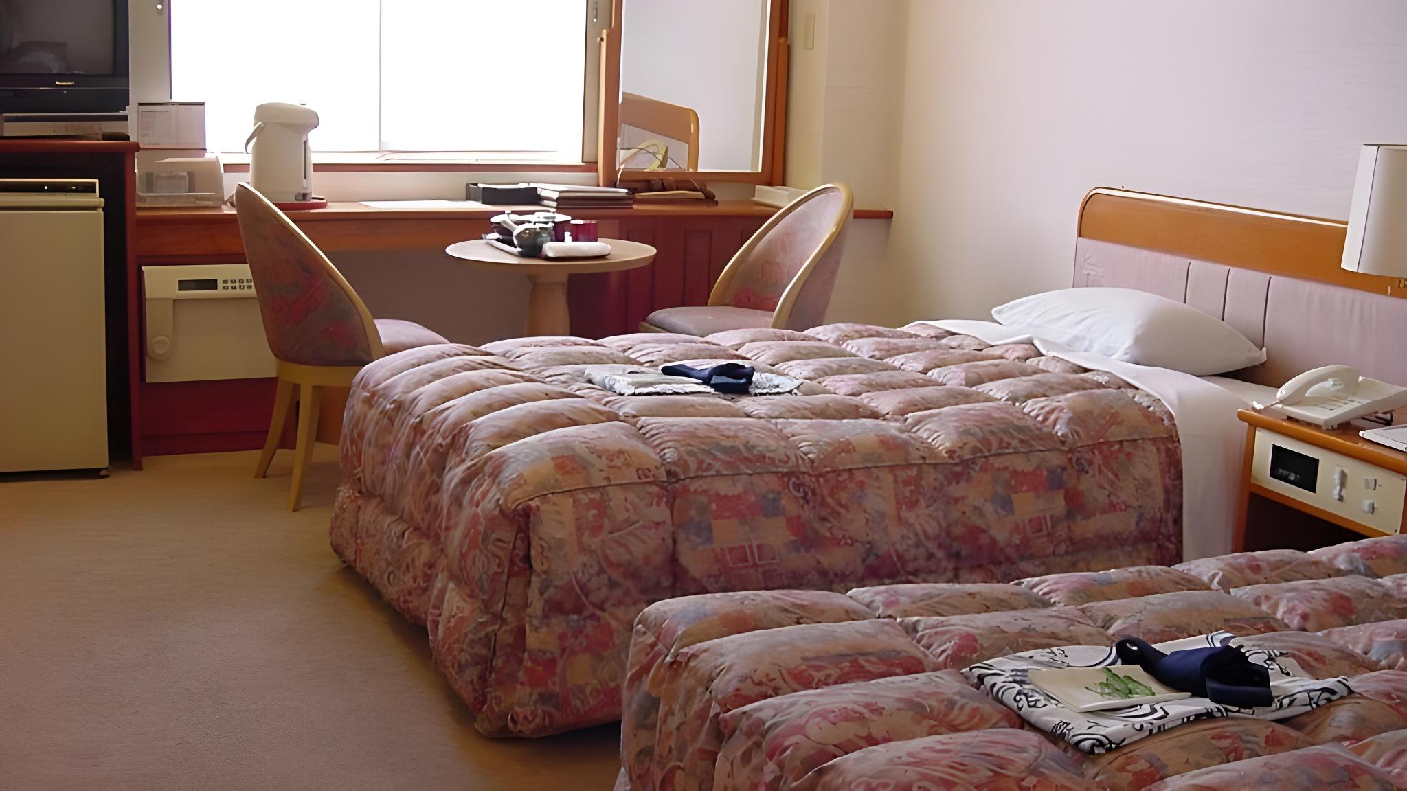 Business, Twin Beds, East Wing