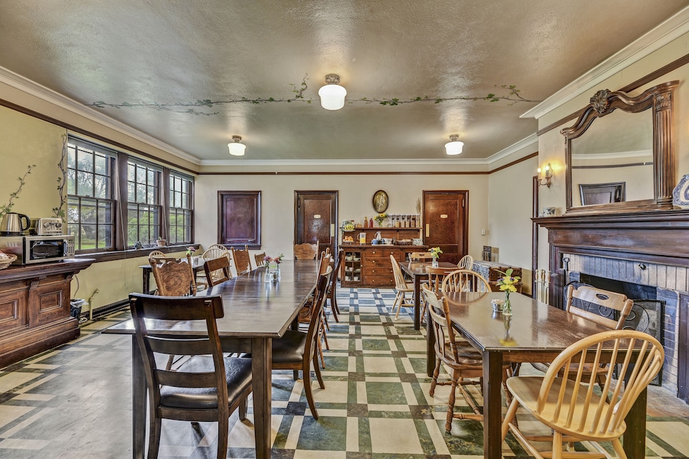 Oddfellow Inn & Farm 49/71