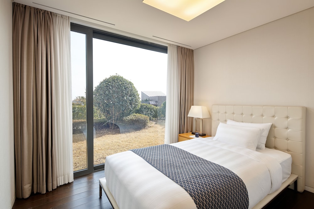 4 Bedrooms, 1 Single and 3 Double Beds, 3 Double Beds