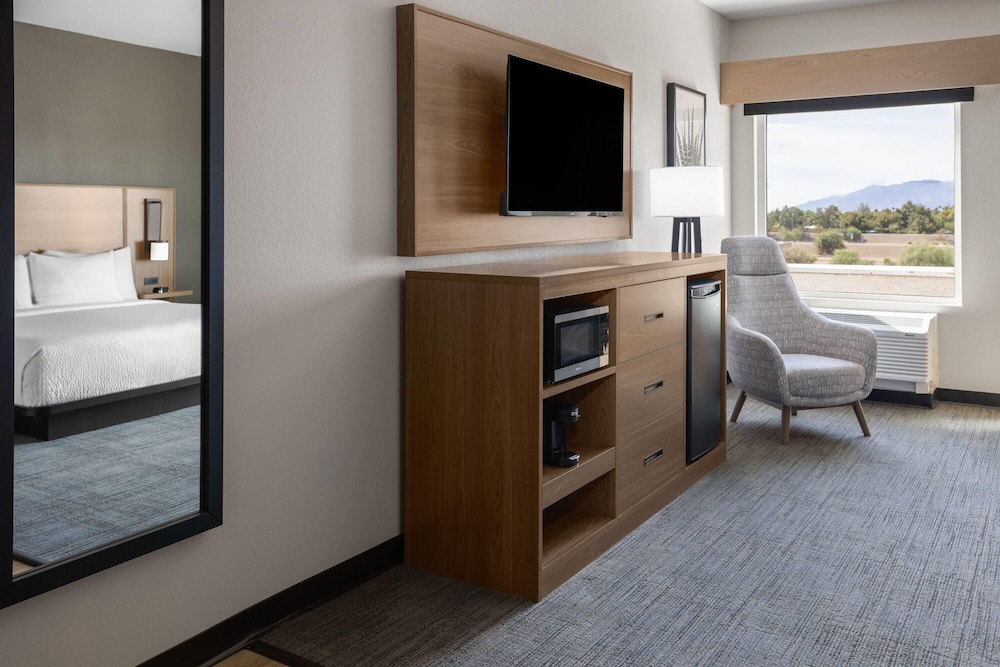 La Quinta Inn & Suites by Wyndham Phoenix near State Farm St 48/48