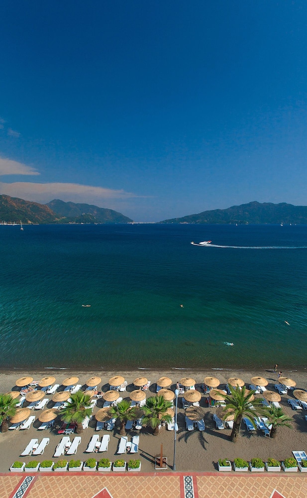The Beachfront Hotel - Adults Only +16 40/49