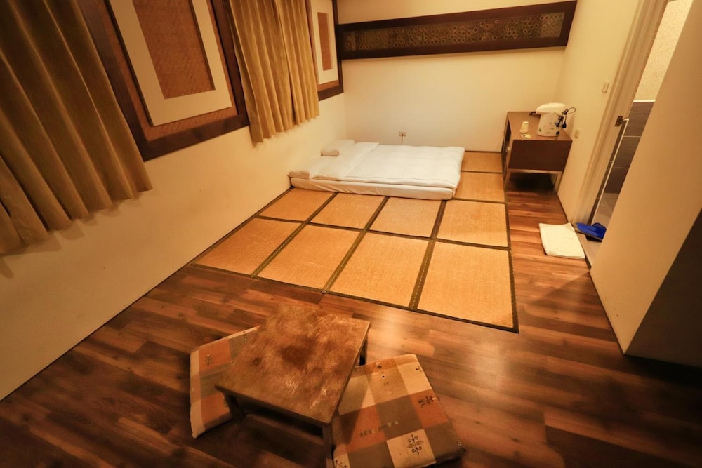 Fenchihu Hotel 11/25