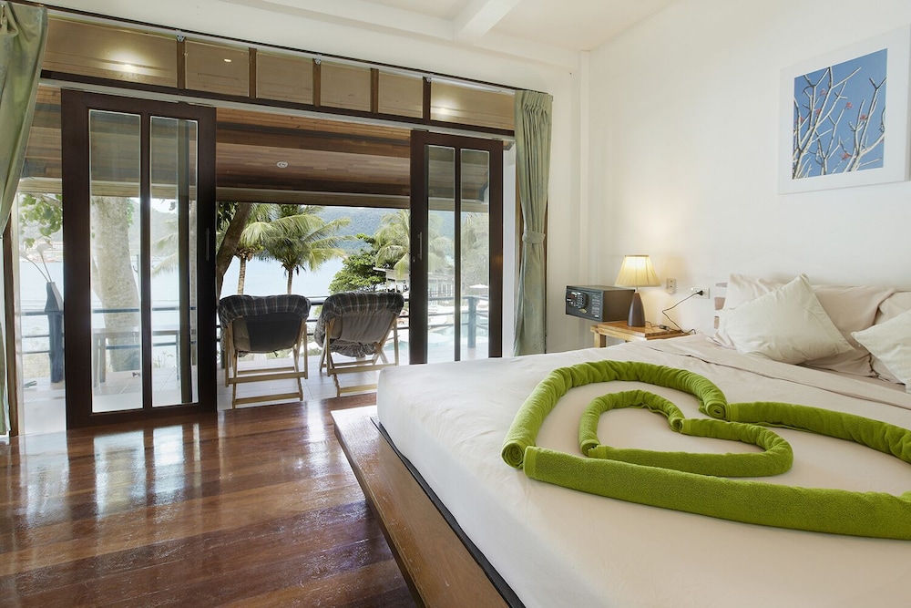 DELUXE, BEACH FRONT