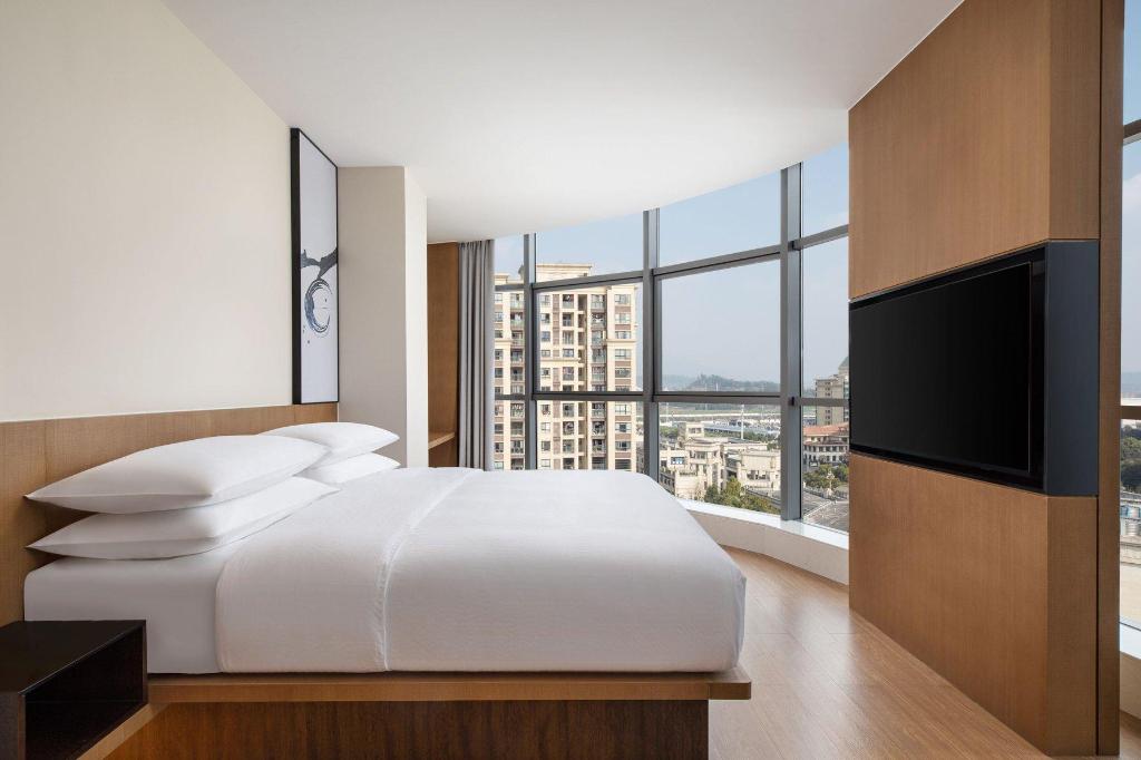 Guest Room, Deluxe, King Bed