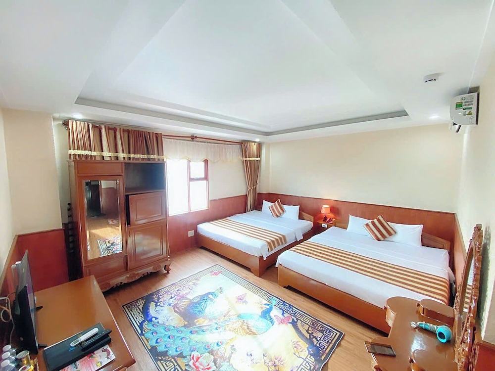DELUXE, TWIN BEDS, CITY VIEW