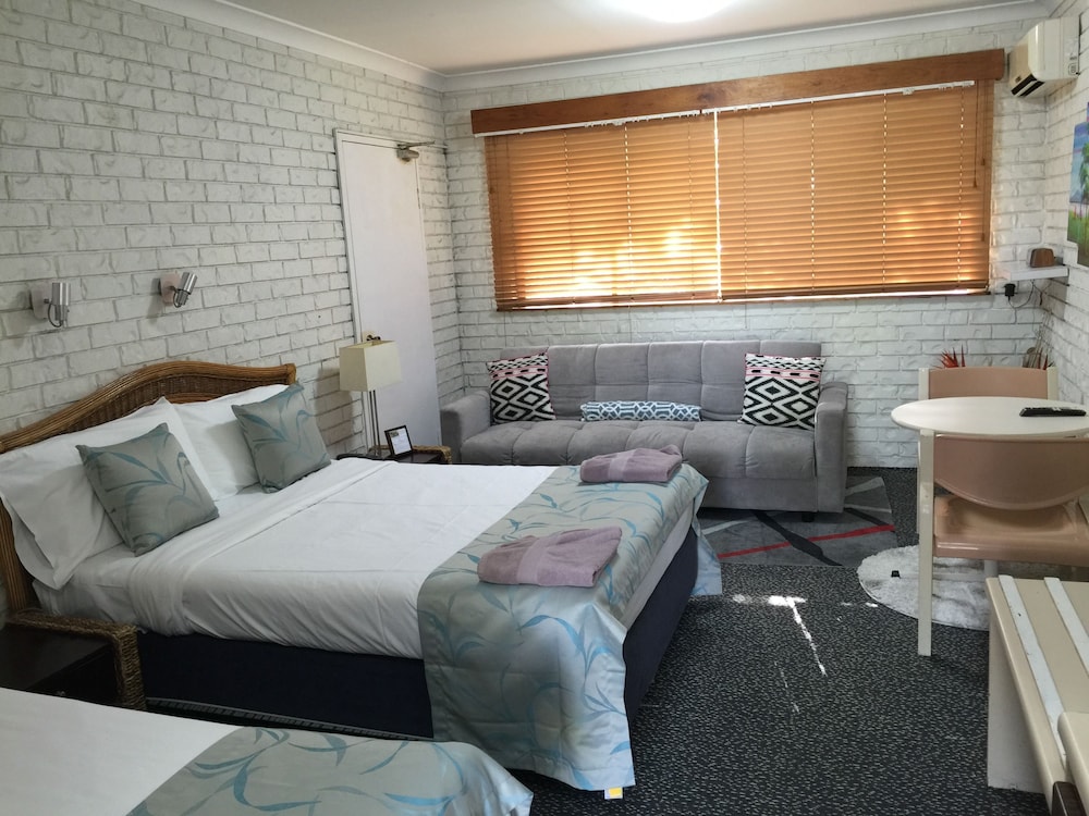 Holland Park Motel 7/33