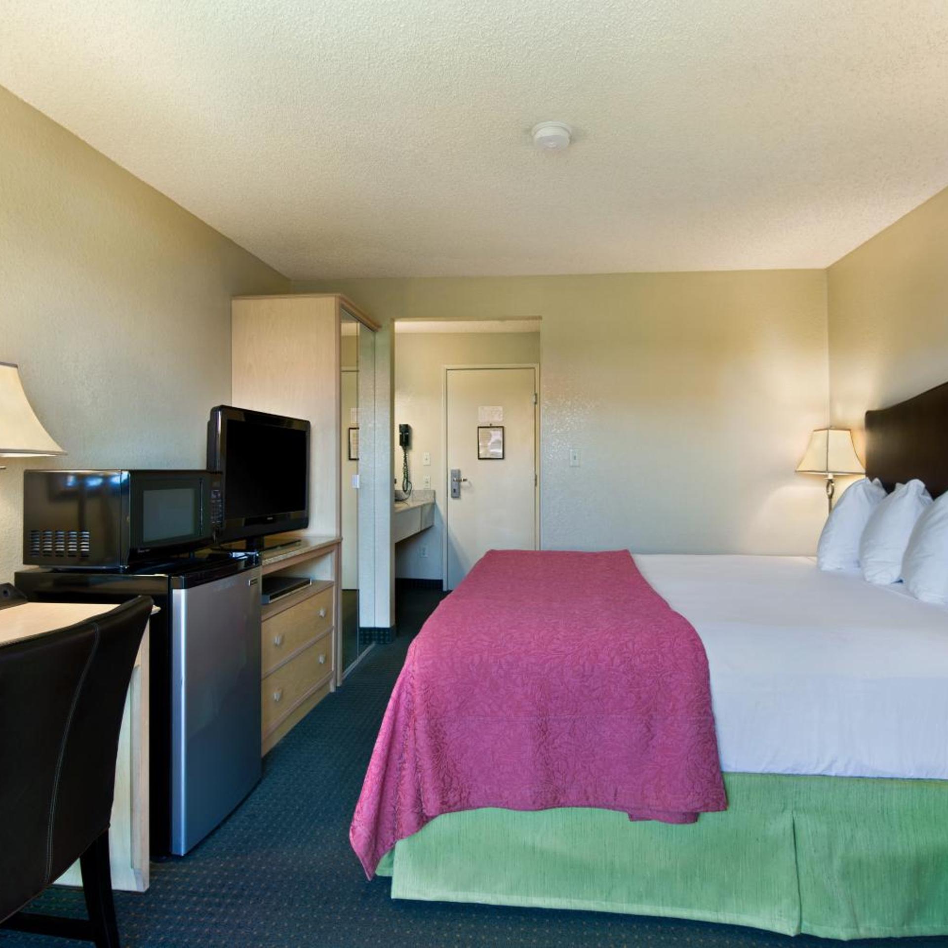 Room, King Bed, Pool View