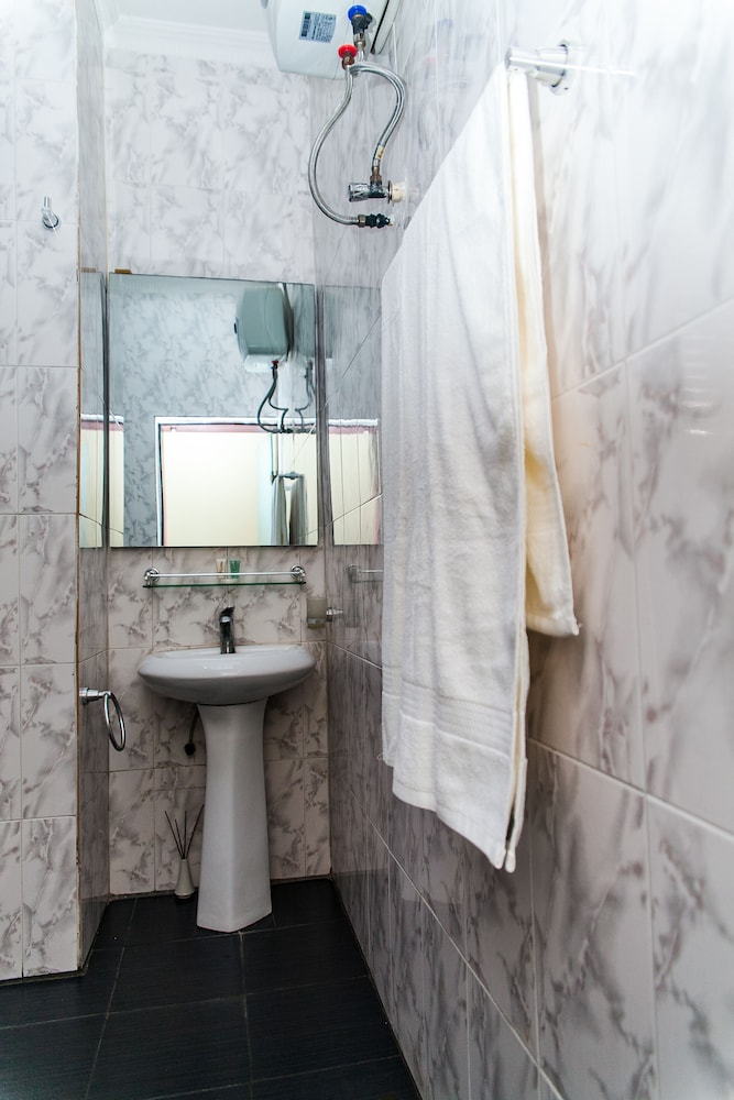 Cribville Hotel & Suites 39/41
