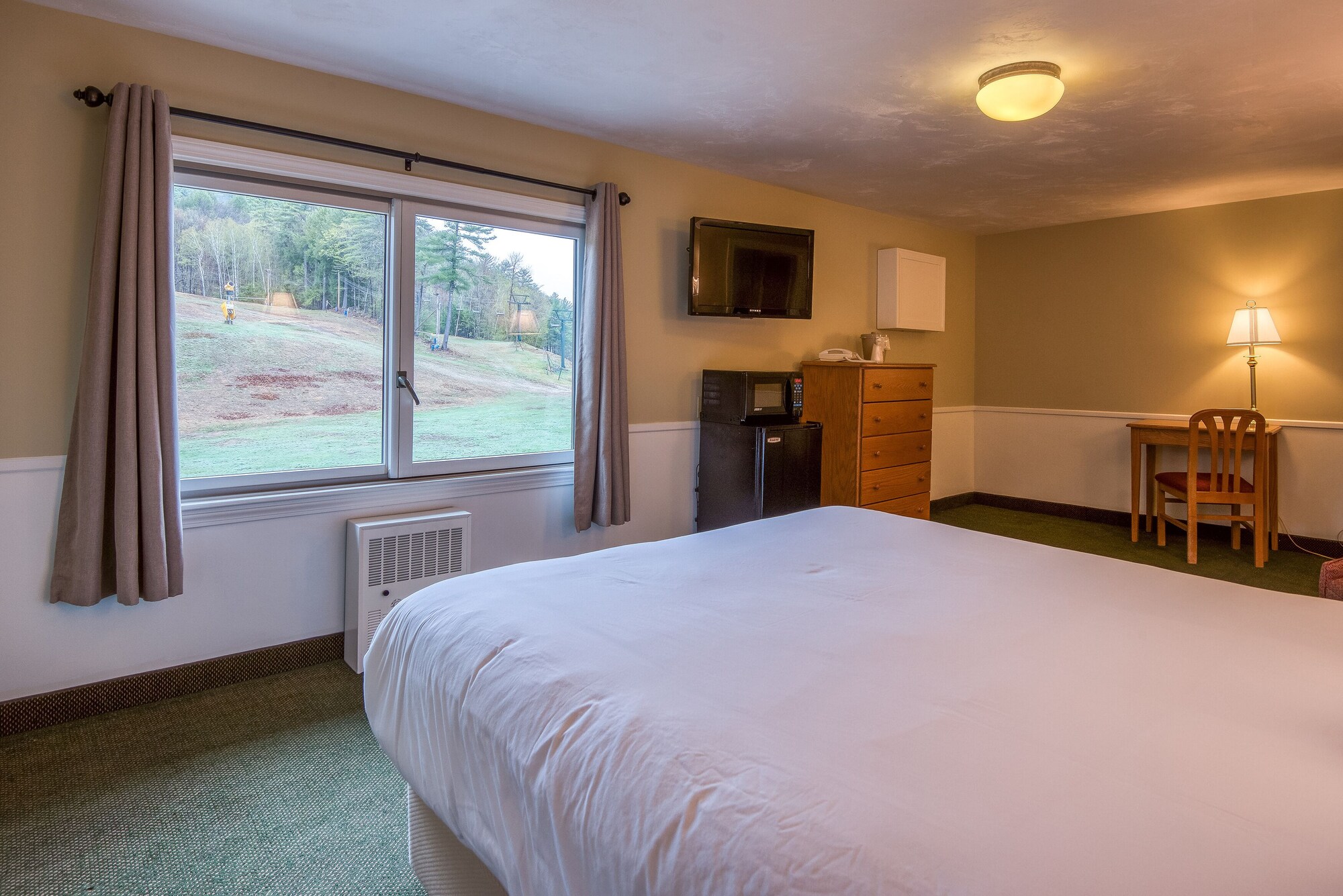 Slope, Queen Bed, with View