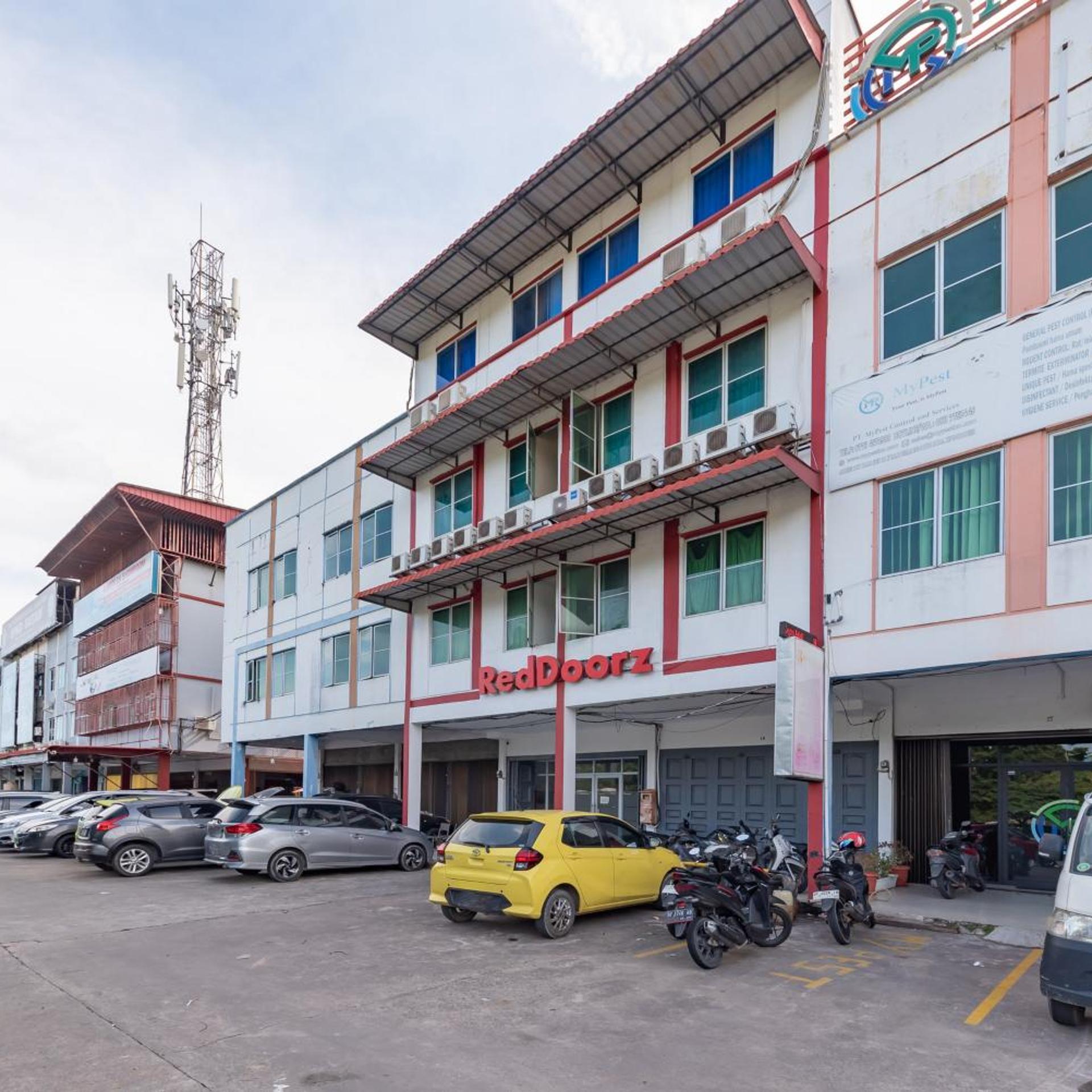 RedDoorz Plus near Kepri Mall 35/44