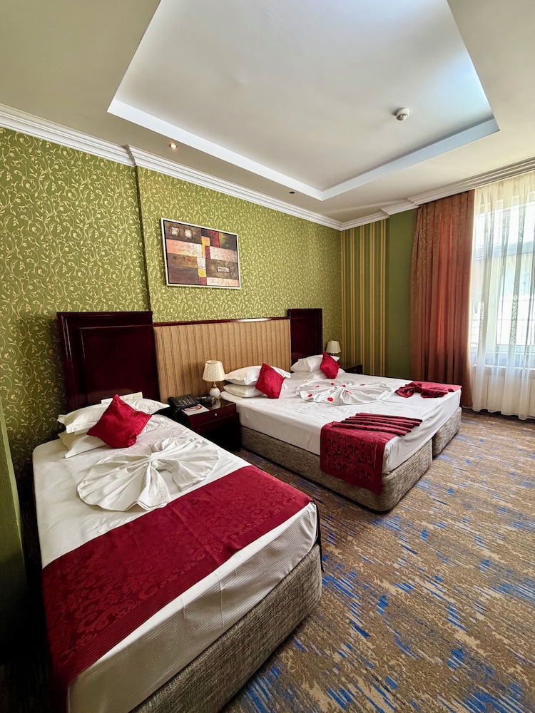 Royal Hotel 18/69