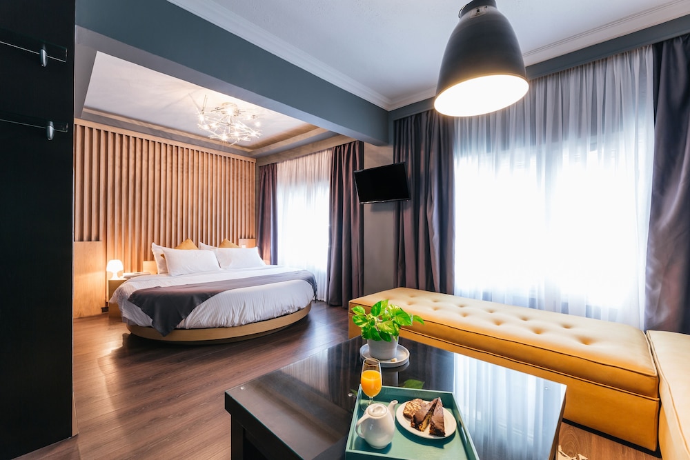 DELUXE, SUITE