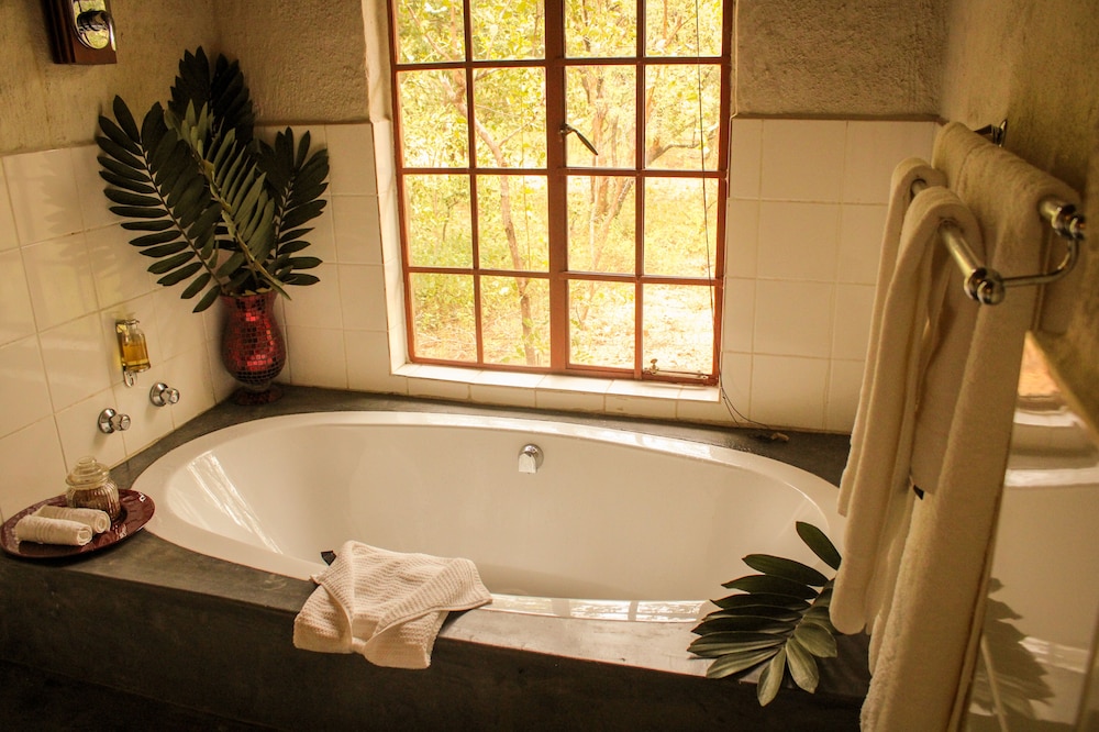 Shikwari Bush Lodge &amp; Pangolin Bush Camp 20/50