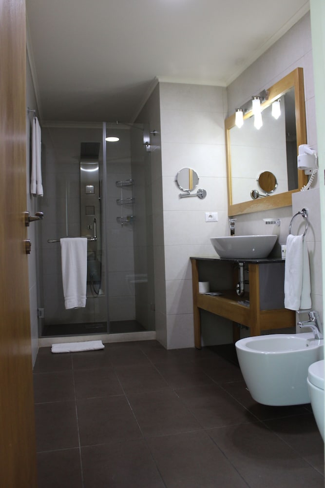 THE J HOTEL AND SPA 26/27