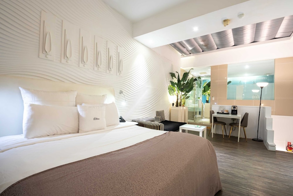 DELUXE, DOUBLE BED