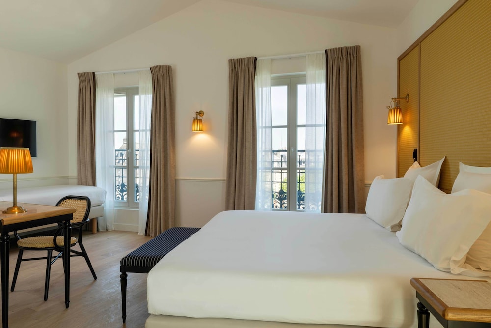 SIGNATURE, SUITE