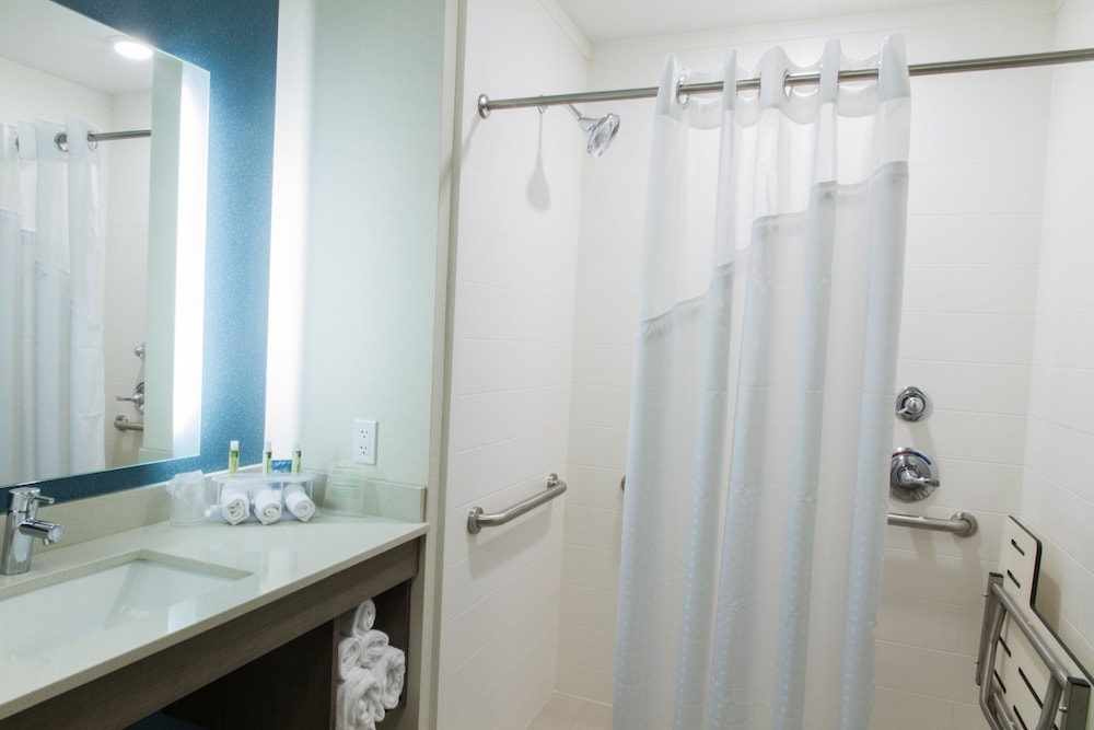 Holiday Inn Express Suites Litchfield West 14/56